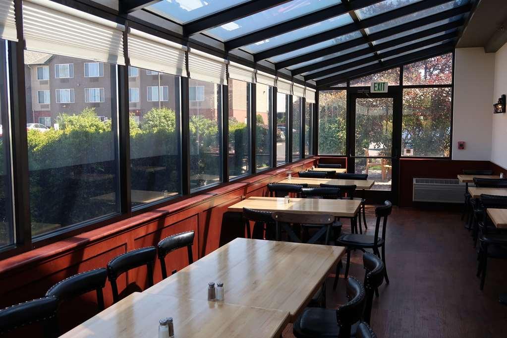 Oxford Suites Hermiston Étterem fotó